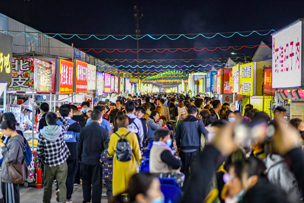 环联夜市美食街区人气旺盛.