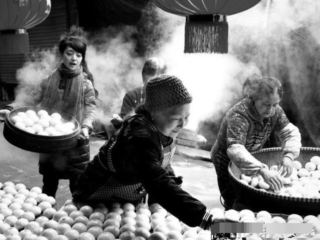 15张老照片,生动再现80年代过年的真实场景,看完后我流泪了