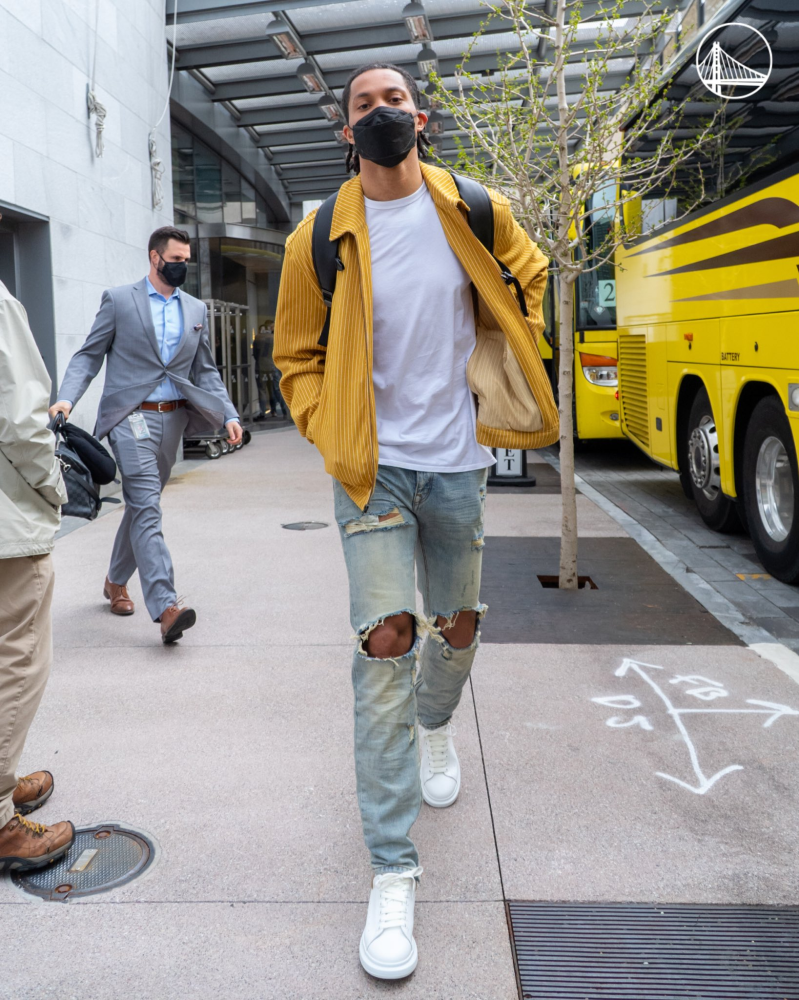 时尚nba|詹姆斯伤情好转 身穿油画t恤进行平衡车训练