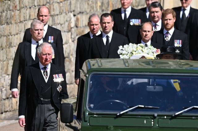 菲利普亲王葬礼:王室扶棺,举国同丧