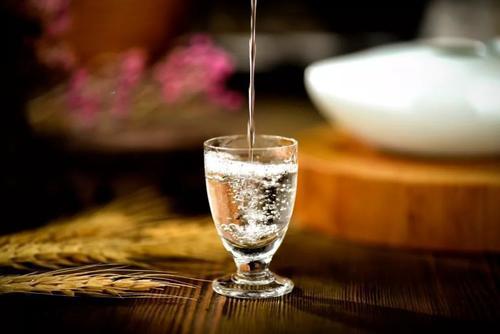 长期喝酒的人,若酒后出现4种现象,建议尽快戒酒,别后知后觉