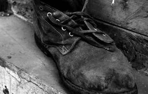 母亲去世只留下一双破布鞋,大儿子扔大街,小儿子捡回家惊喜来了