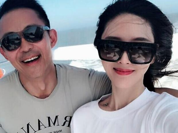 几个月之前还有网友偶遇侯勇带着王瑞一起去外面吃饭,因为王瑞当天穿
