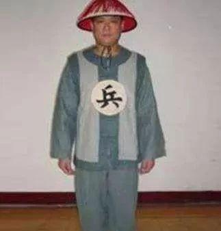 清代士兵军服上标有"兵"字和"勇"字,二者有什么区别?