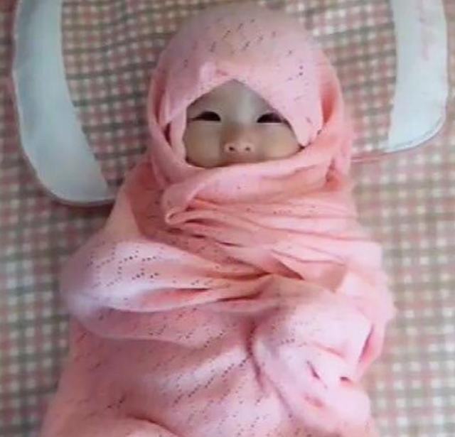 妹妹睡午觉把被子踢了哥哥怕妹妹冷裹成粽子网友萌化了