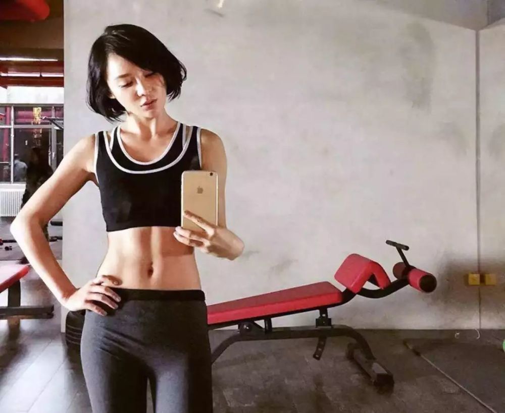 继袁姗姗晒耐克鞋之后,央视女主持再穿耐克健身,公众人物要慎重