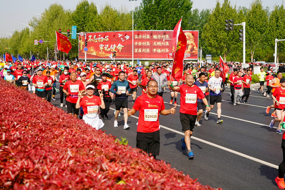 郑开大道人挤人39000人参加君乐宝2021郑开马拉松赛