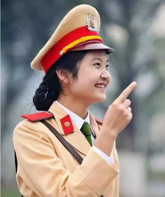 你一定没见过:朝鲜女交警和越南女交警