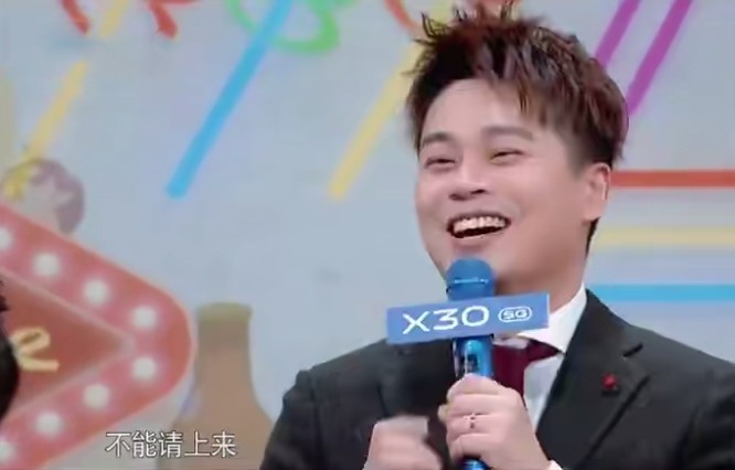 《王牌对王牌》主持人沈涛,是节目节奏把控者,妻子颜值不输明星