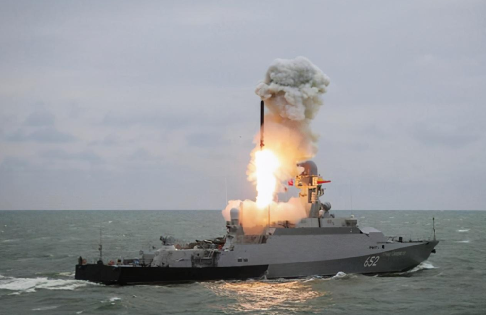 图为俄罗斯海军护卫舰发射巡航导弹