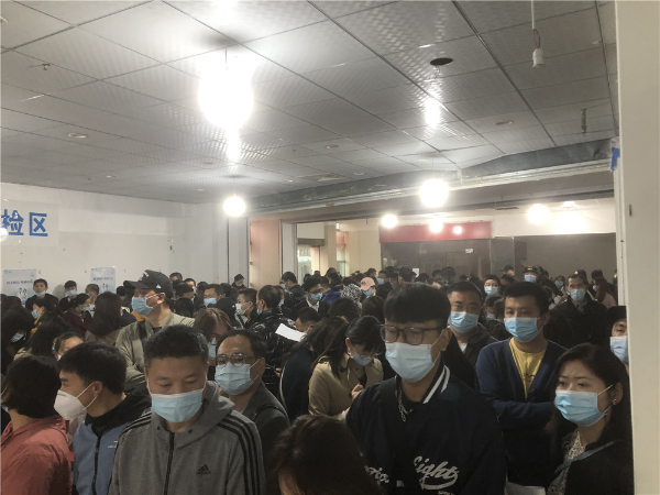 下雨天市民排队打疫苗热情不减 周末第一天 护国街道计划种苗2000支
