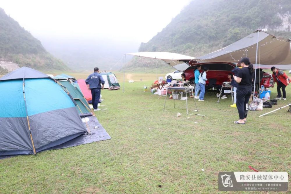 在更望湖,大量的车流汇聚于此,大片的荞麦花海和青青芳草地,吸引着