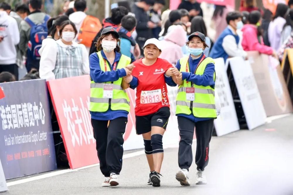 何杰以214夺冠2021淮安马拉松盛大起跑