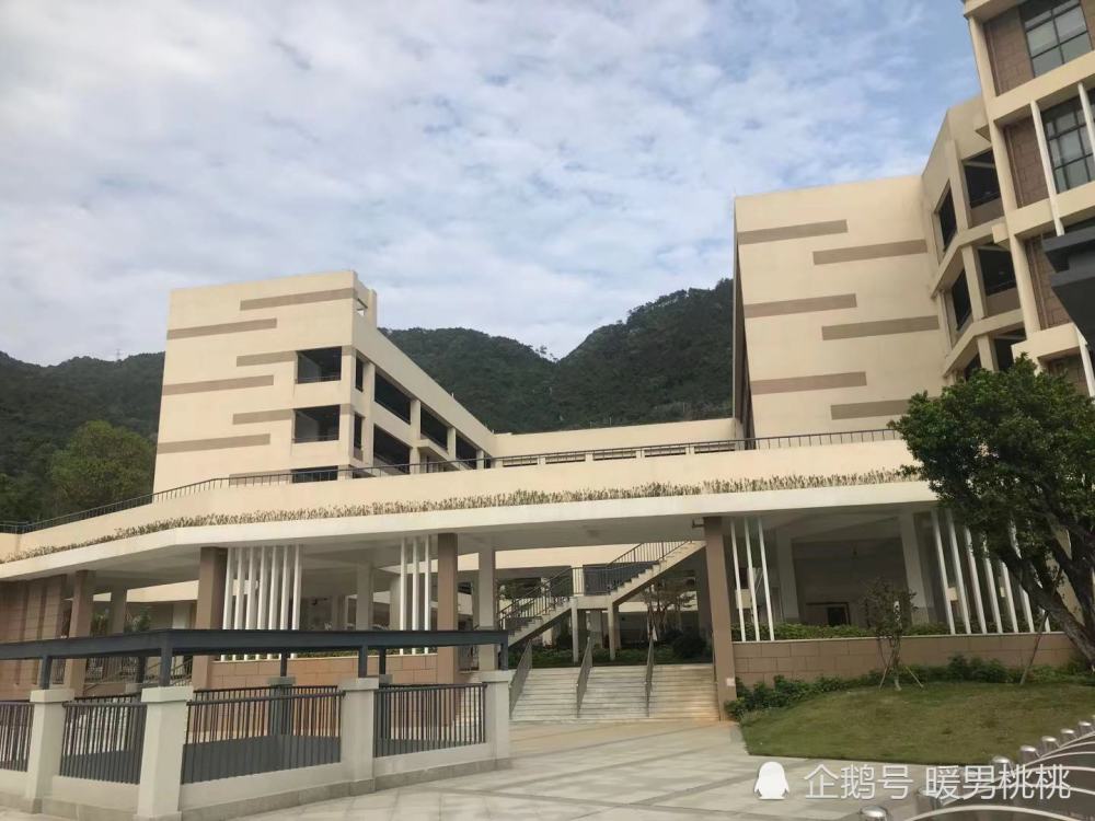 图3-9:东山中学现在明明处于交付状态,教学设施还不错,塑胶跑道,绿化