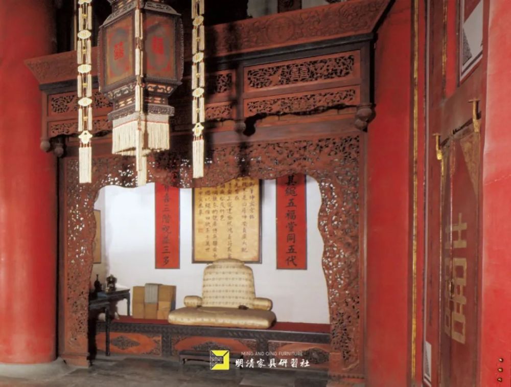 坤宁宫在紫禁城里是一座特殊的建筑,不仅是故宫内唯一一处仅保留了