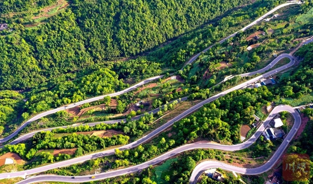 克服地域环境,通过公路盘山等措施,加快乡村道路建设,将道路延伸到村