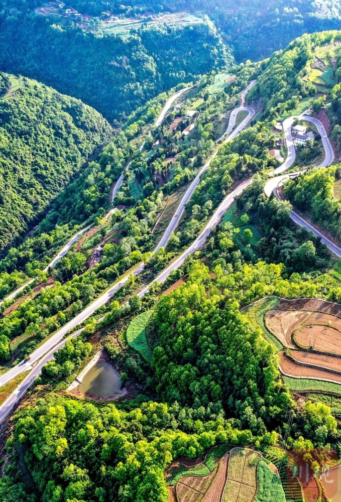 克服地域环境,通过公路盘山等措施,加快乡村道路建设,将道路延伸到村