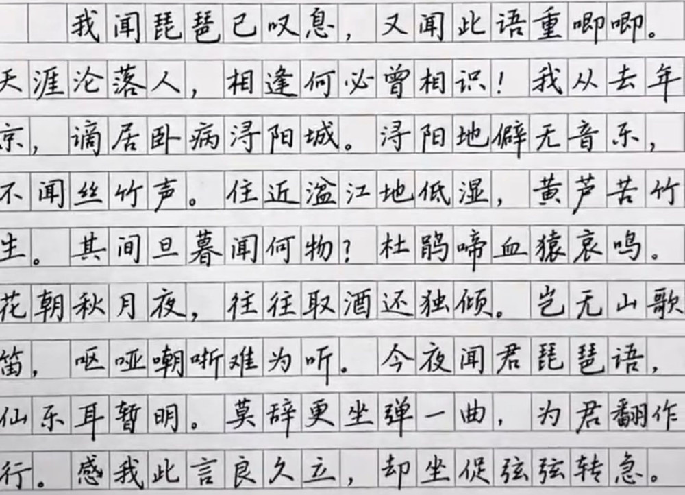 高三学霸利用作文稿纸练习书法,字迹堪比"神仙字体",羡慕不已