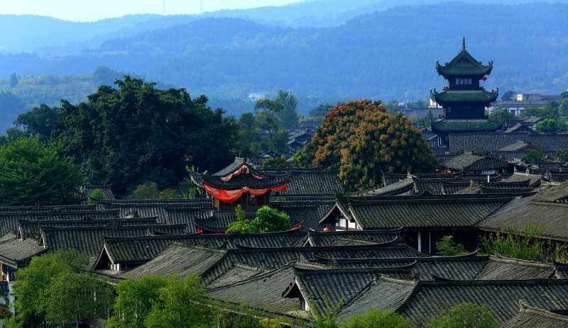 阆中古城位于四川盆地东北缘,嘉陵江中游,是我国 徽州古城