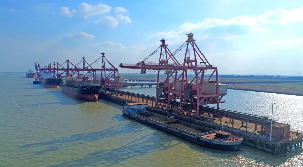 苏州港定位为江海联运的大型干线港口,是上海国际航运中心"一体两翼"
