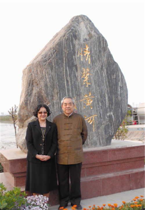 他靠同学救济多年,却反手撬走同学夫人,还把同学俩儿子姓也改了