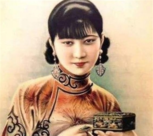 这位女子名叫蒋梅英,出生于1913年,是一个富贵人家的小姐,她不仅貌美
