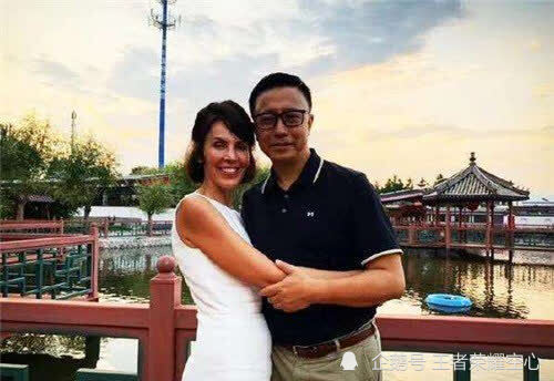 7年前,"疯狂英语"李阳因家暴妻子导致离婚,如今现状让