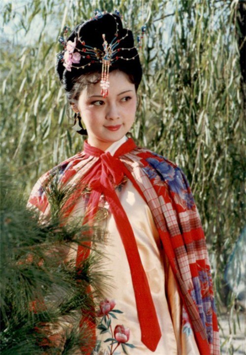 曾经执掌《大明宫词》的导演李少红就重新拍摄了一版《红楼梦》,从