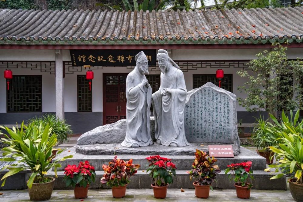 了韩文公祠,是纪念唐代大儒韩愈修建的,韩愈因"谏迎佛骨",被贬潮州