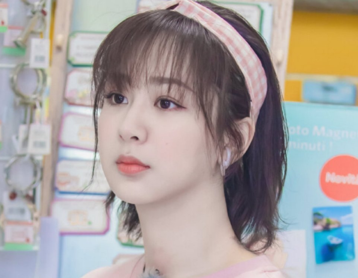 杨紫忘了妈妈生日更博道歉,我却关注妈妈长相,紫妹美貌随了妈!