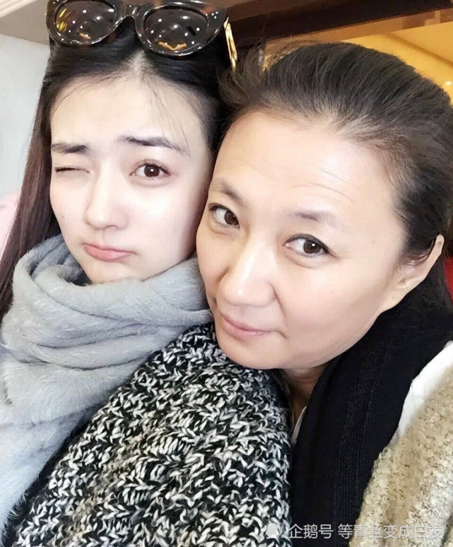 生活中的徐璐妈妈皮肤保养得很好,就算是生图也看不到脸上有什么斑点