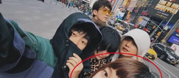 吴磊被亲姐锁脖搂,眼神又暖又飒,亲姐身材纤瘦娇小气质似谭松韵
