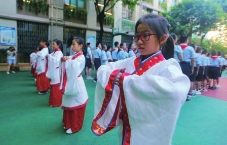 临江路小学举行传统文化主题活动. 记者 刘 侃 摄