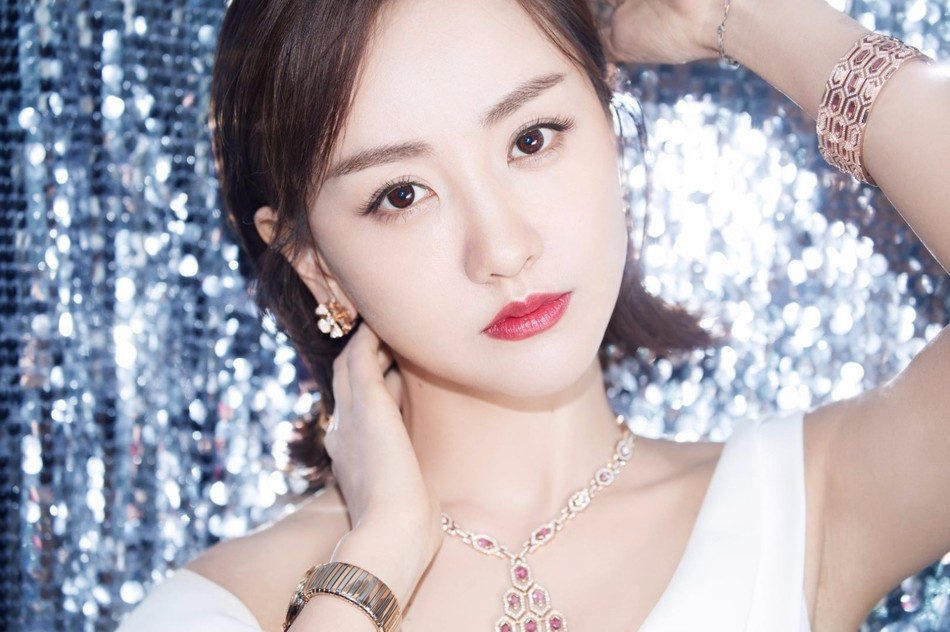 变回现代装就很减龄,现代装妆容里 杨蓉的眼妆就会比较清淡,以刻画