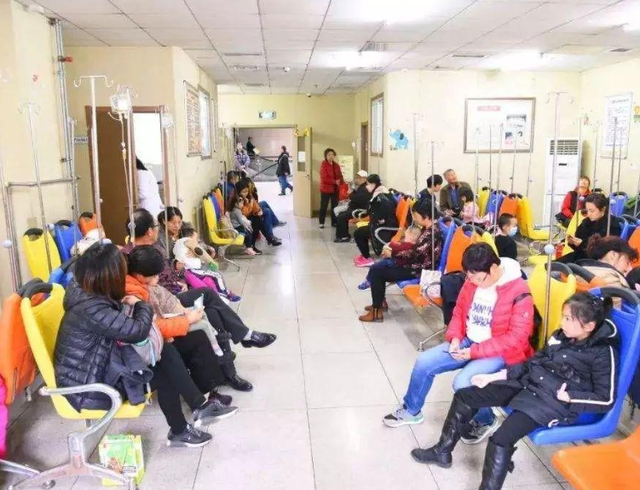 儿子发烧医院排队300号,医生却踩点吃饭!家长:他凭什么不加班