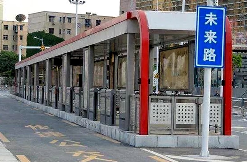 郑州brt公交站台被拆了不少 市民:随着地铁的增多 brt会不会取消