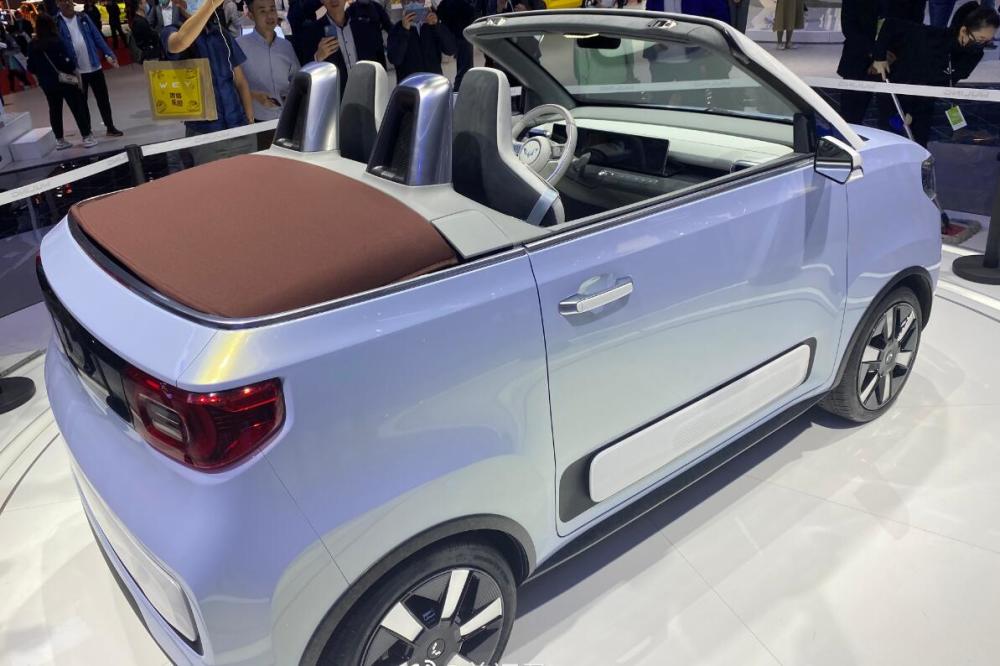 ev cabrio在4月19日的上海车展上首发亮相了,敞篷版的五菱宏光mini ev