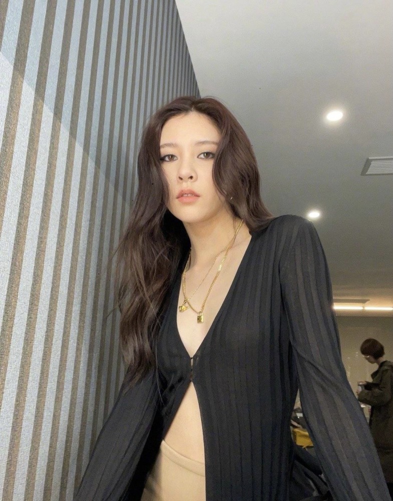 宋妍霏带火了bm风!阔腿裤配短上衣秀凹凸身形,百搭还显高