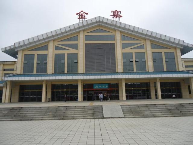 金寨火车站与"金"字相似,是徽派建筑结合现代化的科学