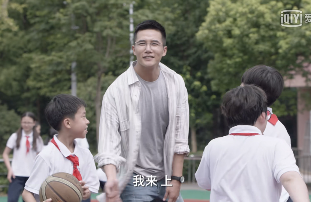 小舍得:住廉租房吃泡面,扒钟老师的收入,师德有亏背后
