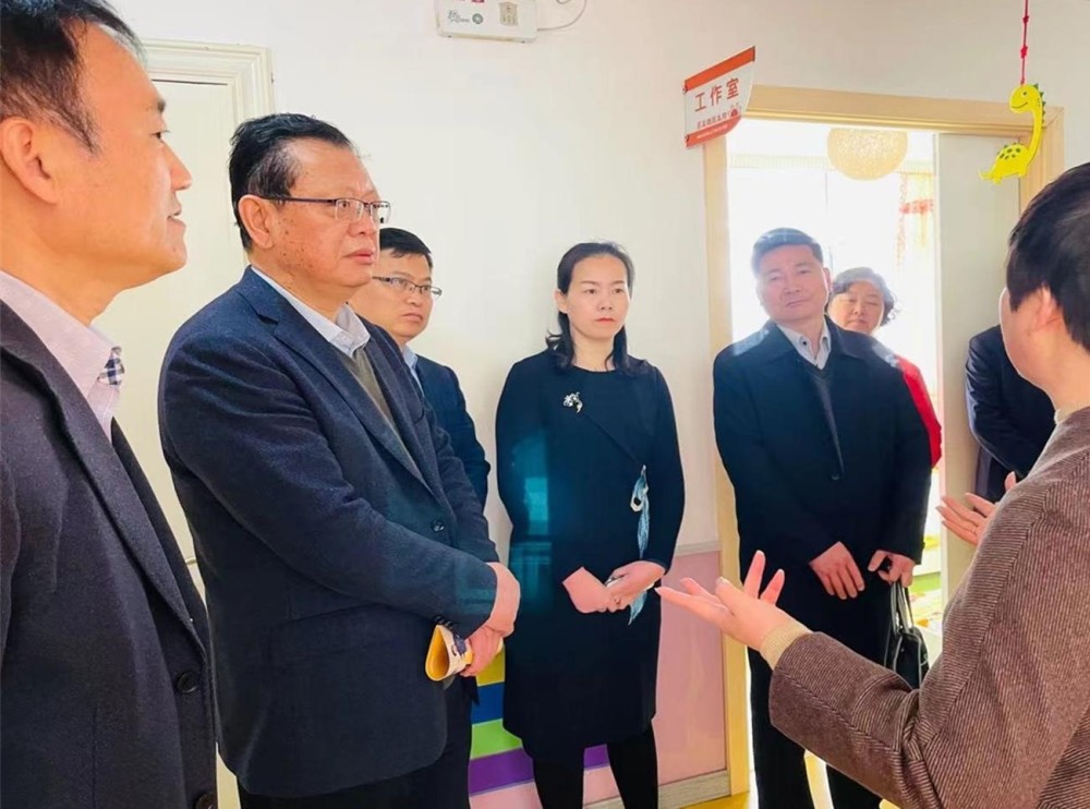 4月15日,市政协副主席沈洪清带领部分政协委员,围绕"增加托育服务供给