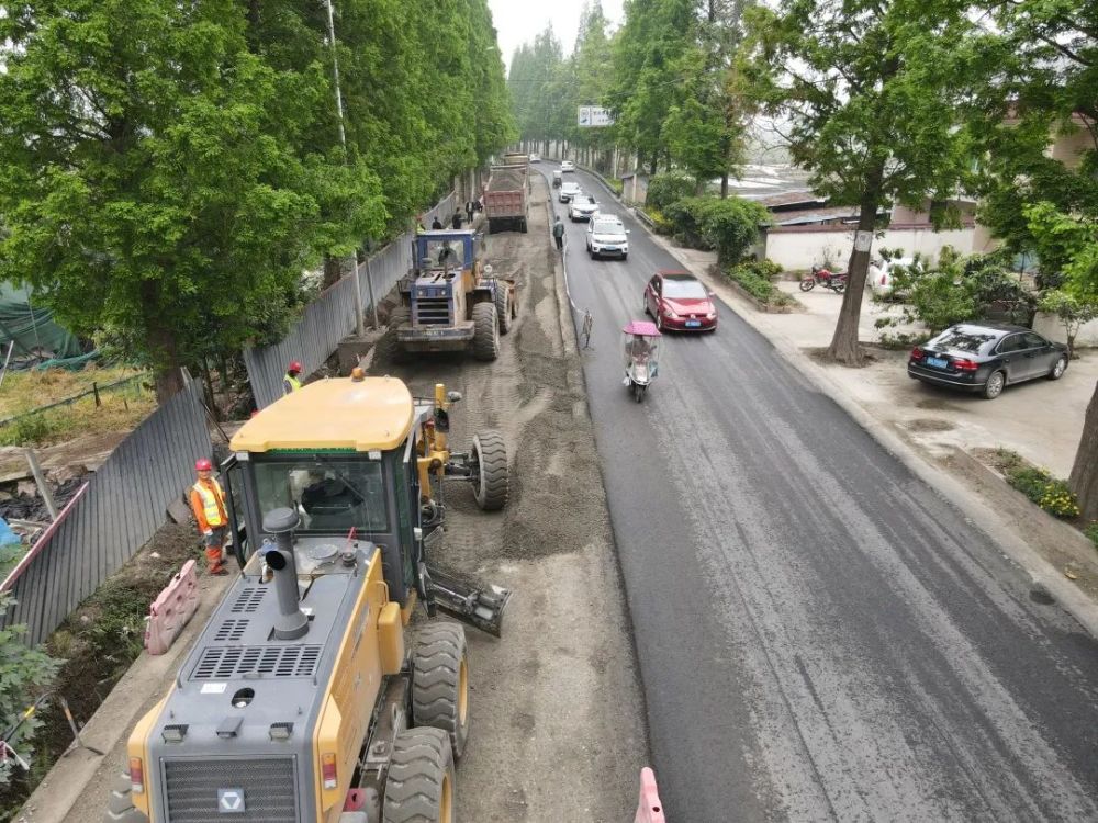 自去年11月起,我县开始对受损道路进行全面修复,恢复其交通使用功能