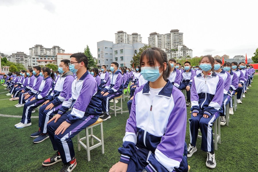 穿上新校服的凯里振华民中学生穿上新校服的榕江受助学生给榕江受助