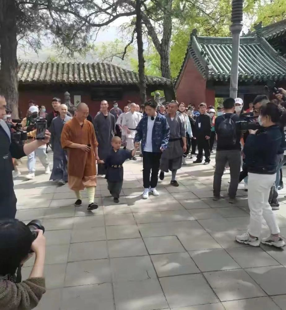 35岁杨迪被曝包场少林寺,遭游客大爷怒怼,本尊否认:我何德何能
