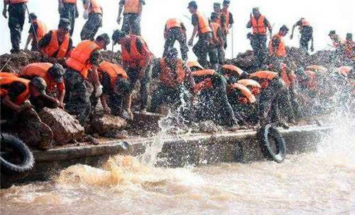 98年洪水泛滥，7岁女孩抱树9小时获救，21年后，她现在过得怎样?