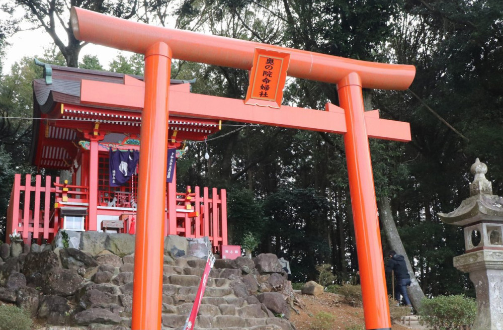 为了完美还原这些风景导演境宗久也是亲自去了神社取材,并沿着山道登