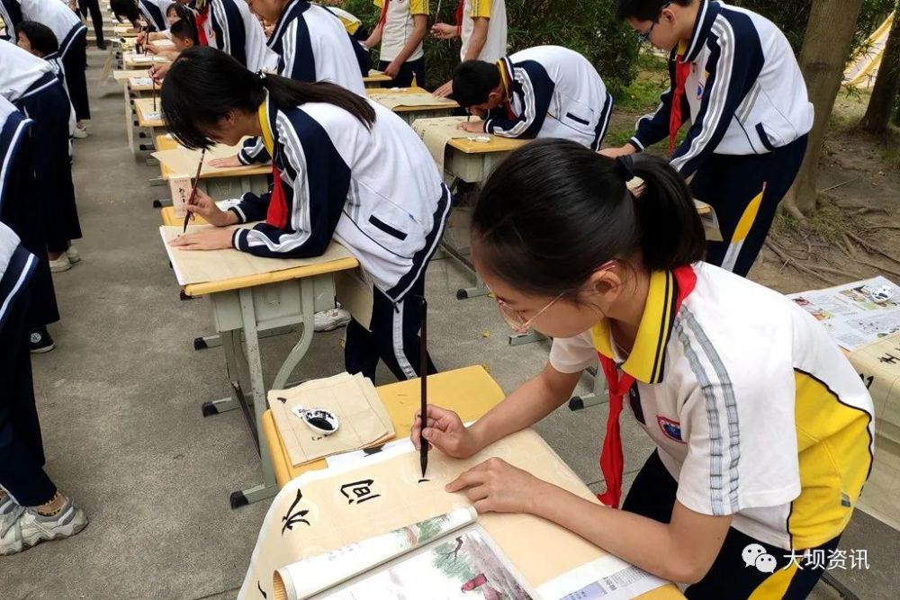 半径小学举行"庆祝建党100周年"现场毛笔字比赛