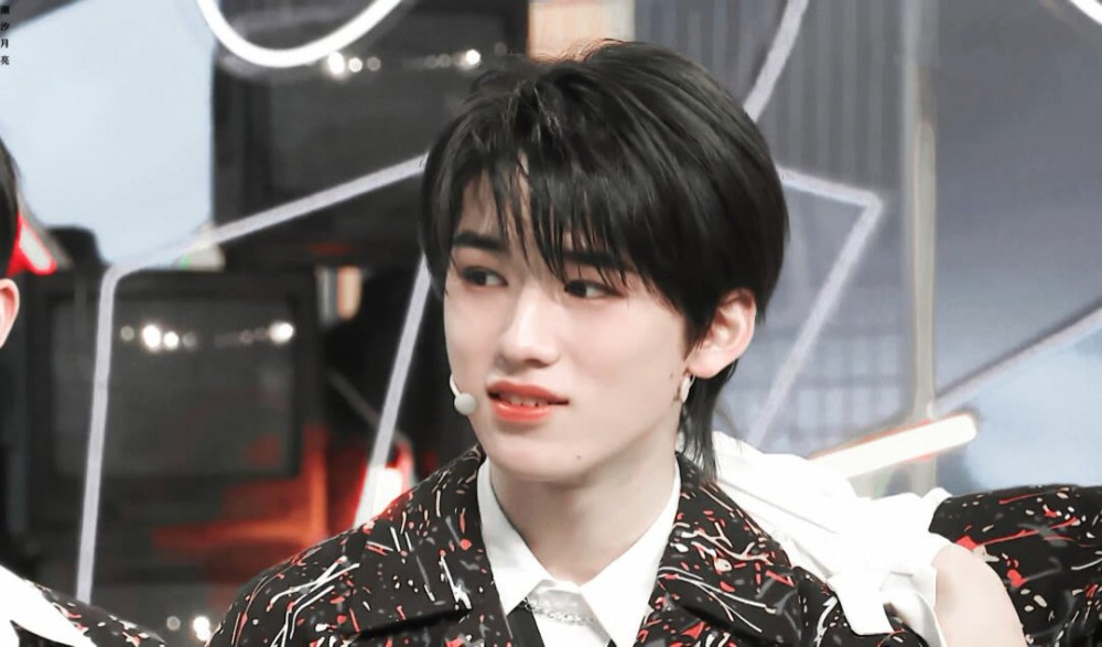 明星壁纸图片丨宋亚轩是我所有的少女情怀和心之所向