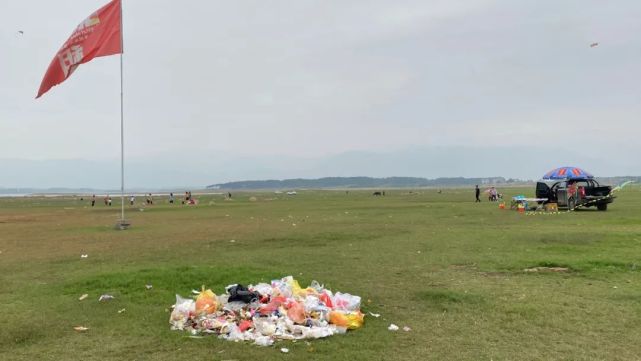 此外,还有许多车辆 在草地上肆意驰骋 昔日的大草原日渐变"秃 绿地