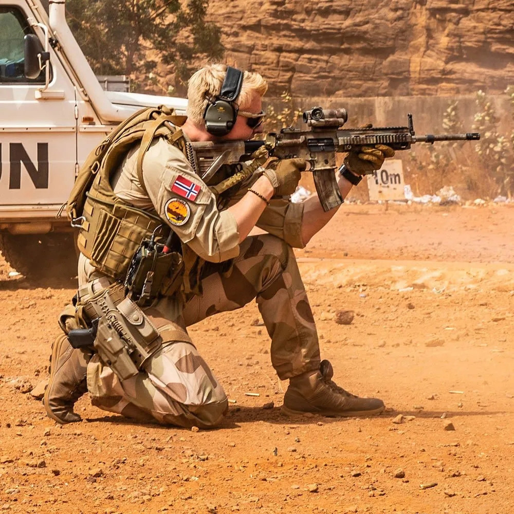 挪威维和部队射击训练,hk416步枪配米尼米机枪,火力压制效果出众